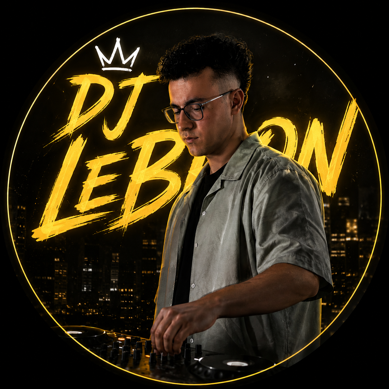 DJ LeBrón detrás de los platos